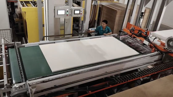 購入 4'×8' 装飾板のための短サイクルプレスライン 複合材のための液圧熱プレス online manufacture