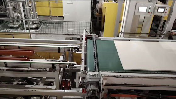 購入 メラミンのプラウダーラミネートプレッシング機 短サイクルライン 4'×8' 5'×8' online manufacture